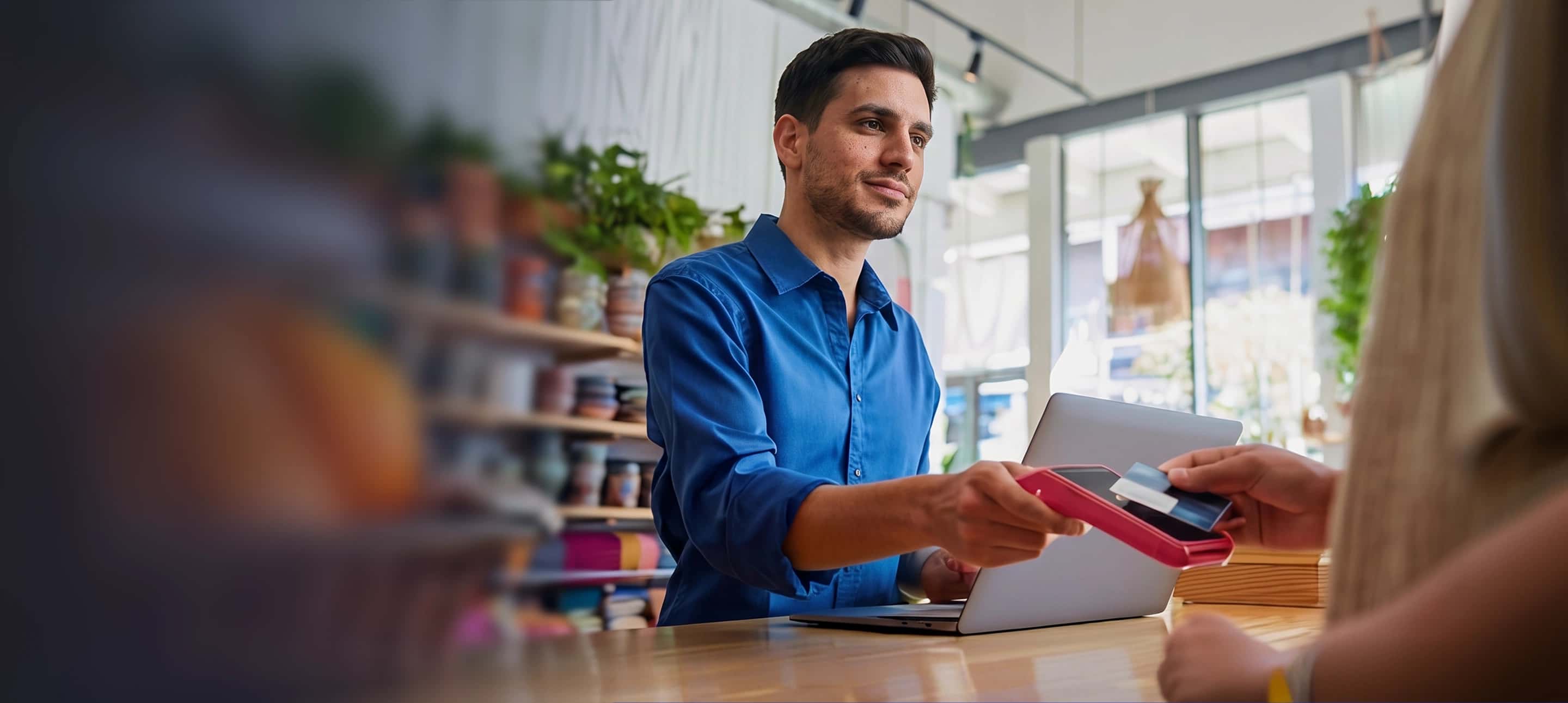 Imágen de un hombre cobrando con POS Pro en su negocio