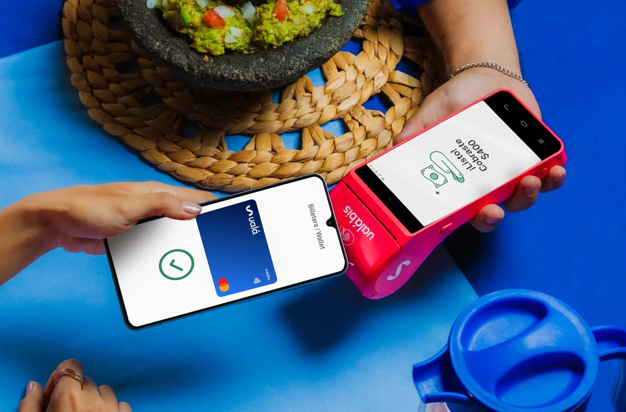 Imagen de un celular pagando contactless en el lector de tarjetas de Ualá Bis.